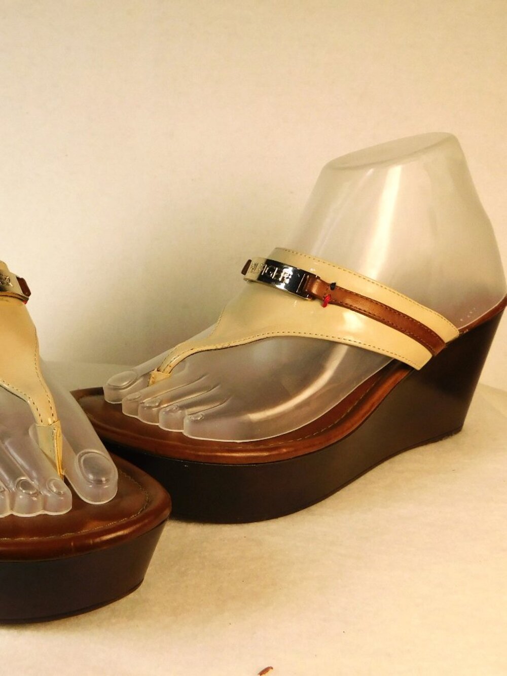 Tommy Hilfiger Siesta Women's 8 Platform Wedge Flip Flops Brown/Cream/Gold Logo
